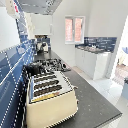Vibrant 2 Bedroom Flat, Free Parking