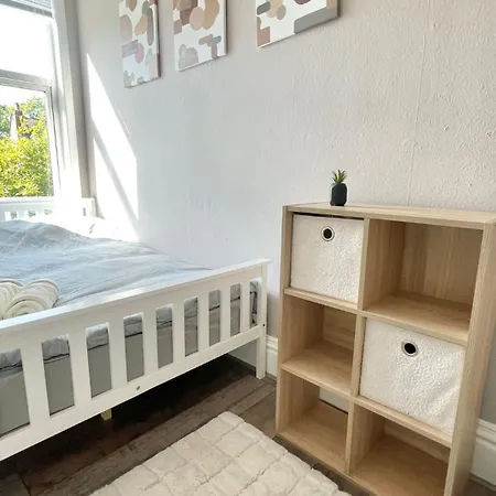 Vibrant 2 Bedroom Flat, Free Parking *