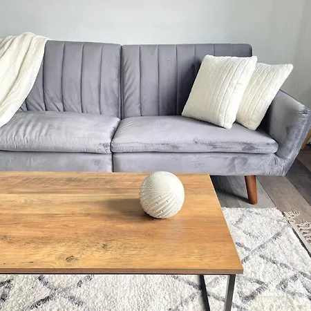Vibrant 2 Bedroom Flat, Free Parking *