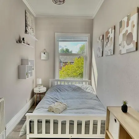 Vibrant 2 Bedroom Flat, Free Parking Apartment *