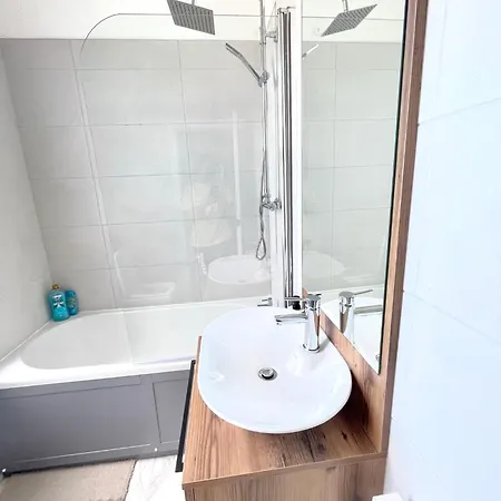 Vibrant 2 Bedroom Flat, Free Parking Birmingham