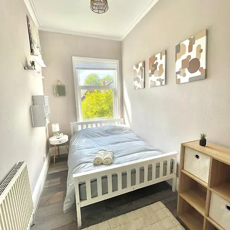 Apartment Vibrant 2 Bedroom Flat, Free Parking *